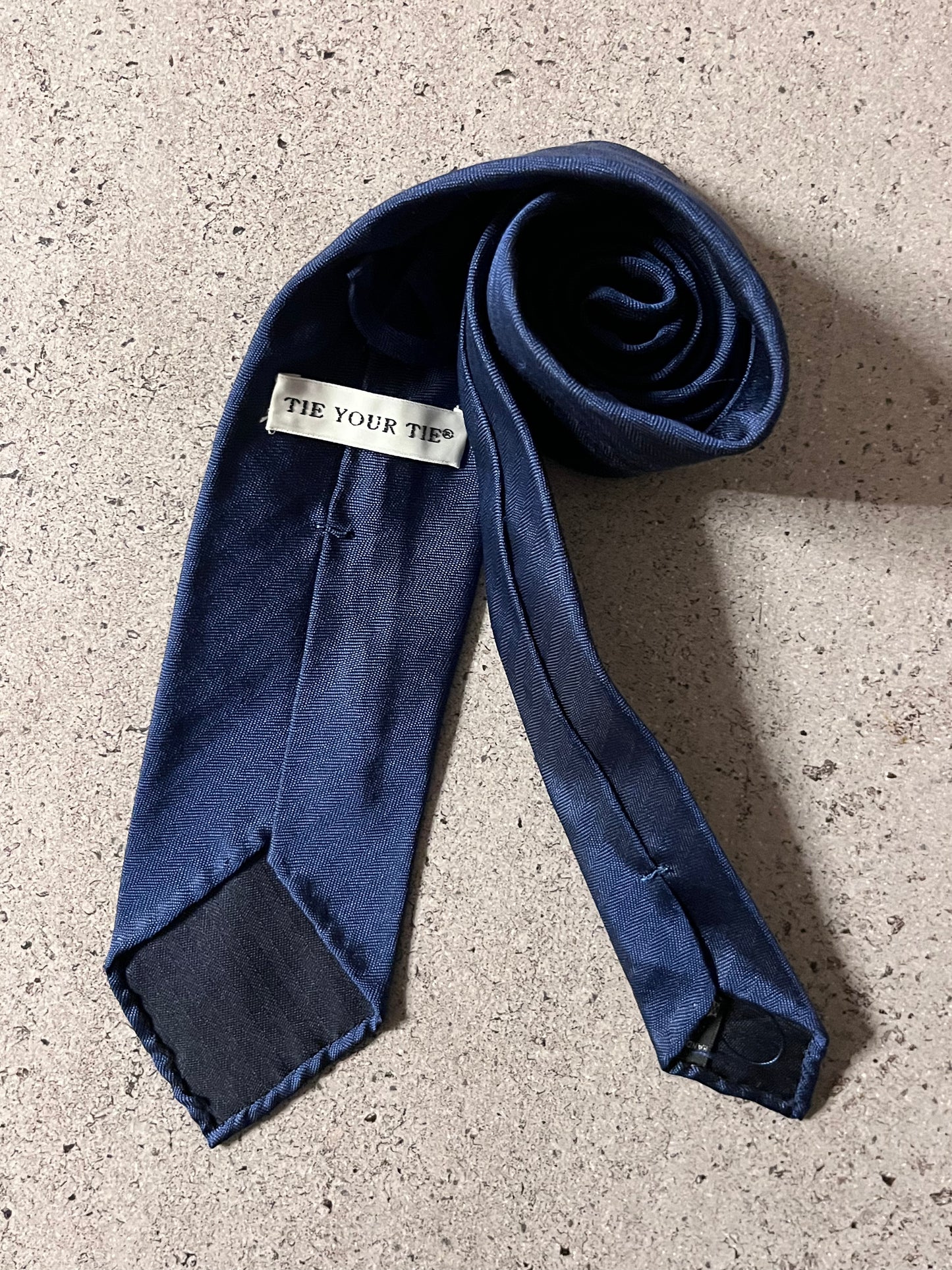 Firenze流ジャケットとライトブルーシャツ、TIE YOUR TIEタイのコーデセット:フィッティングはコンラッド東京で